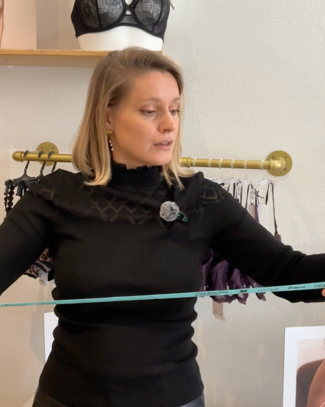 Astuces pour bien ajuster son soutien-gorge et obtenir un maintien confortable.