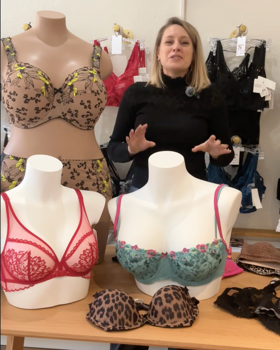 Marie présente différentes formes de soutien-gorge — emboîtant, corbeille, push-up, plongeant et sans armatures — pour expliquer quelle forme convient à chaque type de poitrine.