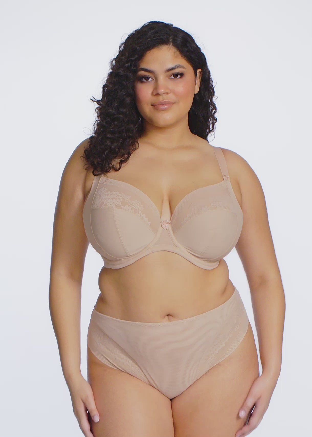 Charger la vidéo : NERINA_SAHARA_UW-PLUNGE-BRA-STRETCH_EL302734_HIGH-LEG-BRIEF_EL302753_TRADE-FILM_AW25