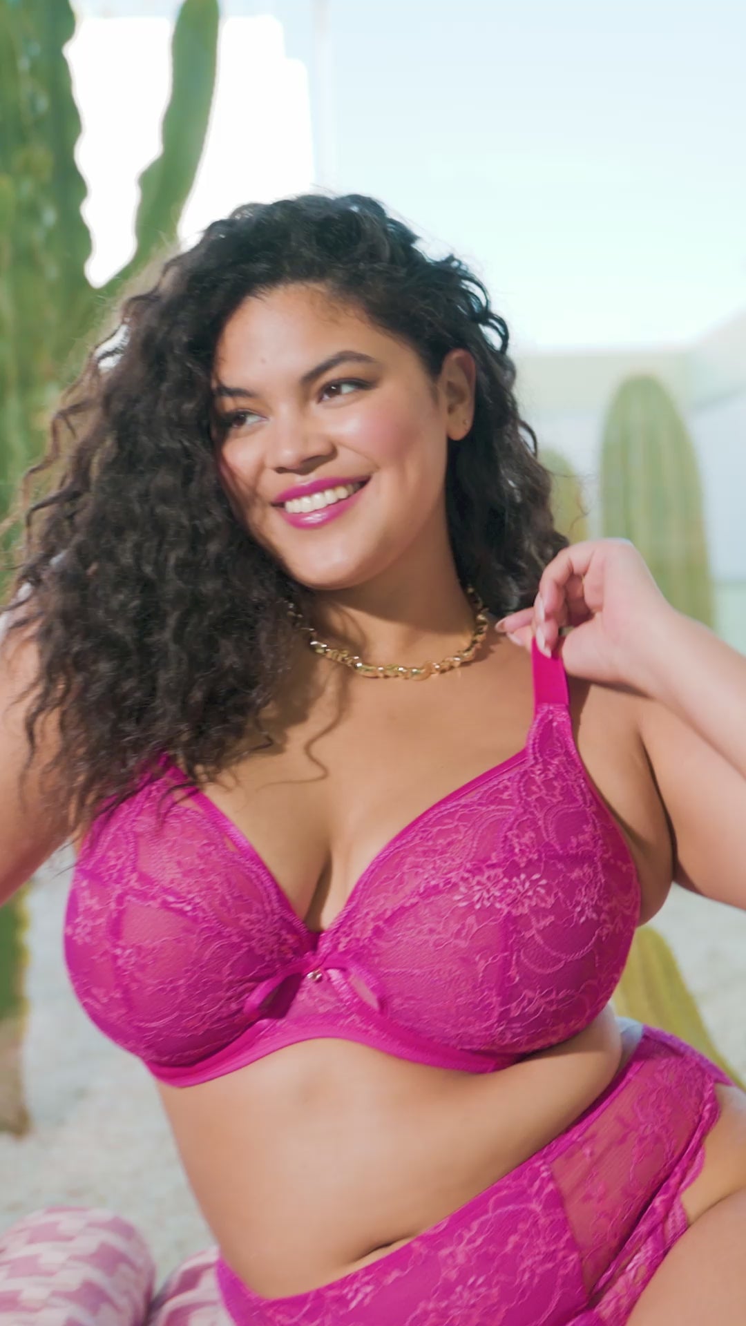 Charger la vidéo : Soutien-gorge armatures plongeant- DARCIE - Elomi