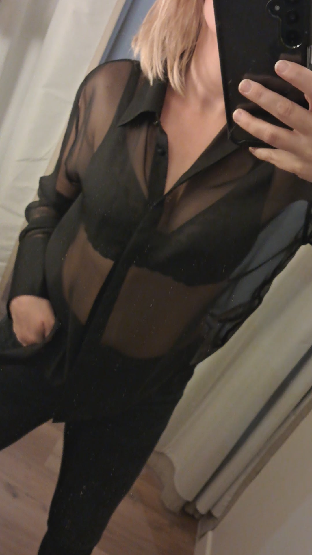 Charger la vidéo : Soutien-gorge armature coque plongeant - GIRLS - Chantelle