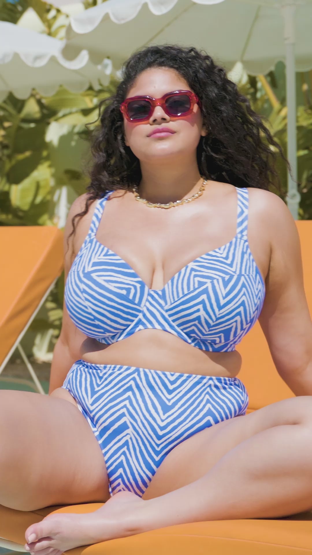 Charger la vidéo : Haut de maillot de bain soutien-gorge décolleté plongeant avec armatures - FIJI FALLS - Elomi