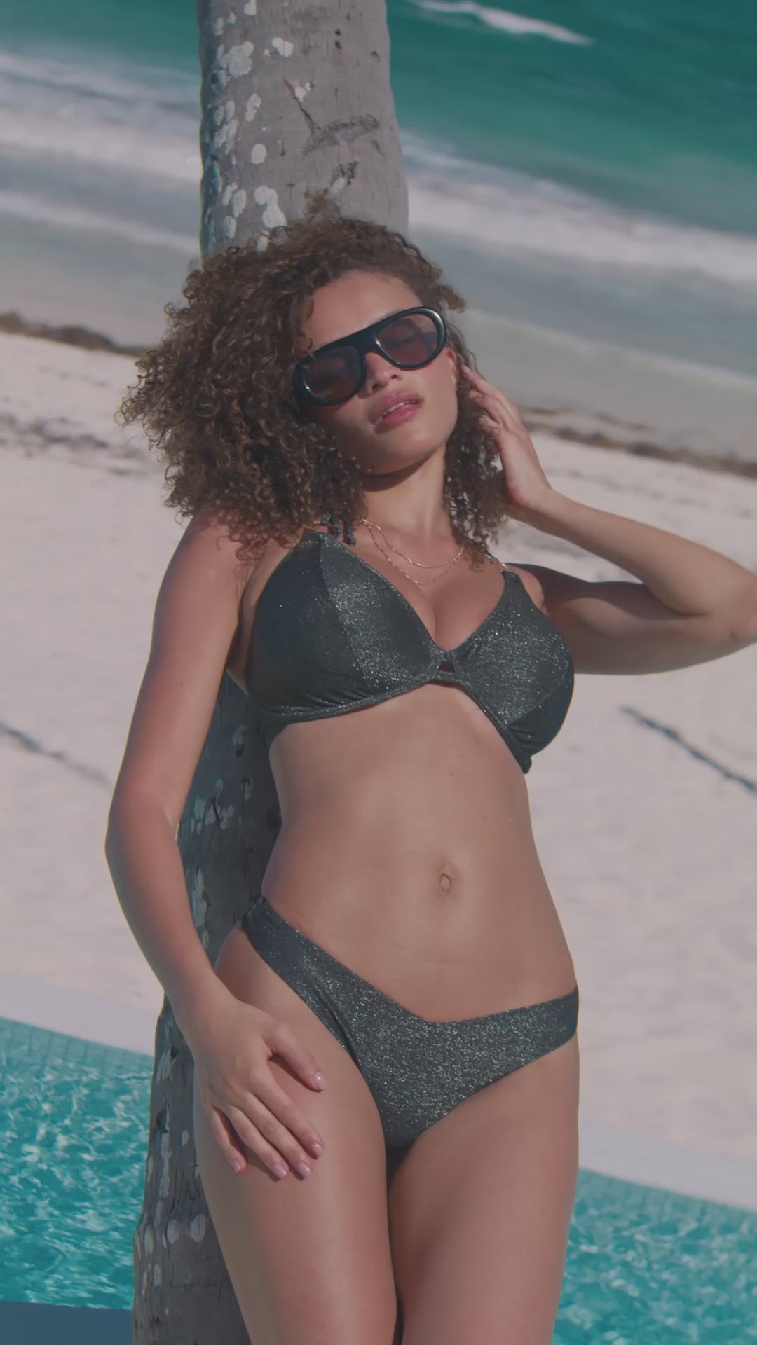 Charger la vidéo : Haut de maillot de bain - Soutien-gorge tour de cou avec armatures - Arizona Wave Twilight - Freya