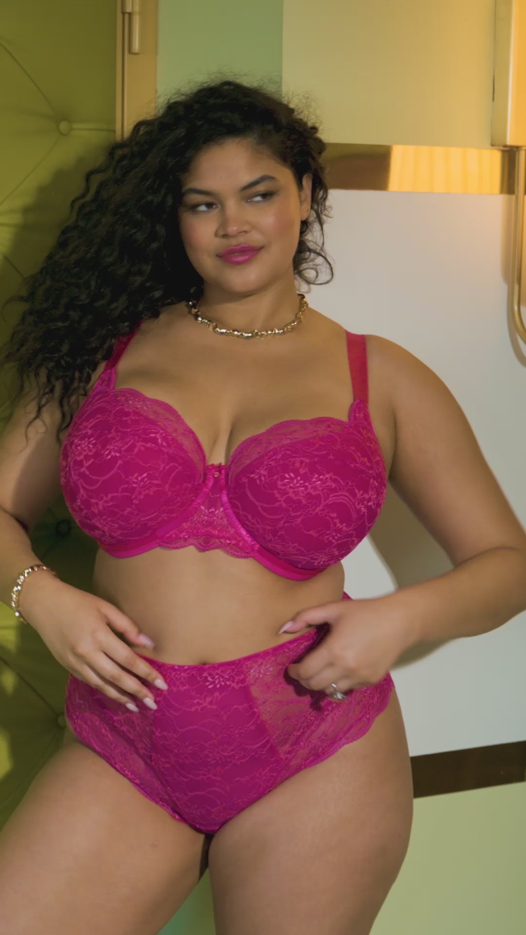 Charger la vidéo : Soutien-gorge armatures paddé - DARCIE - Elomi