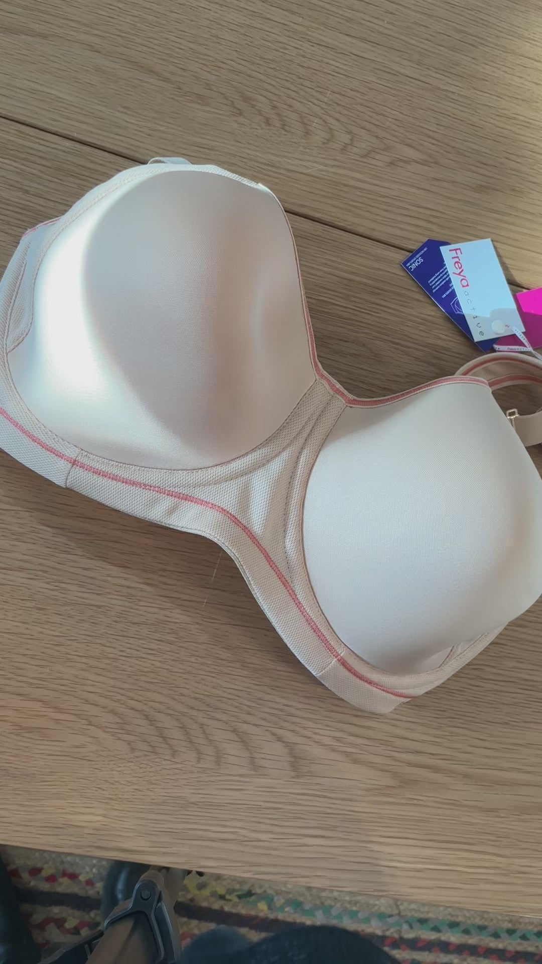 Charger la vidéo : Soutien-gorge de sport moulé spacer et armatures -  SONIC - Freya