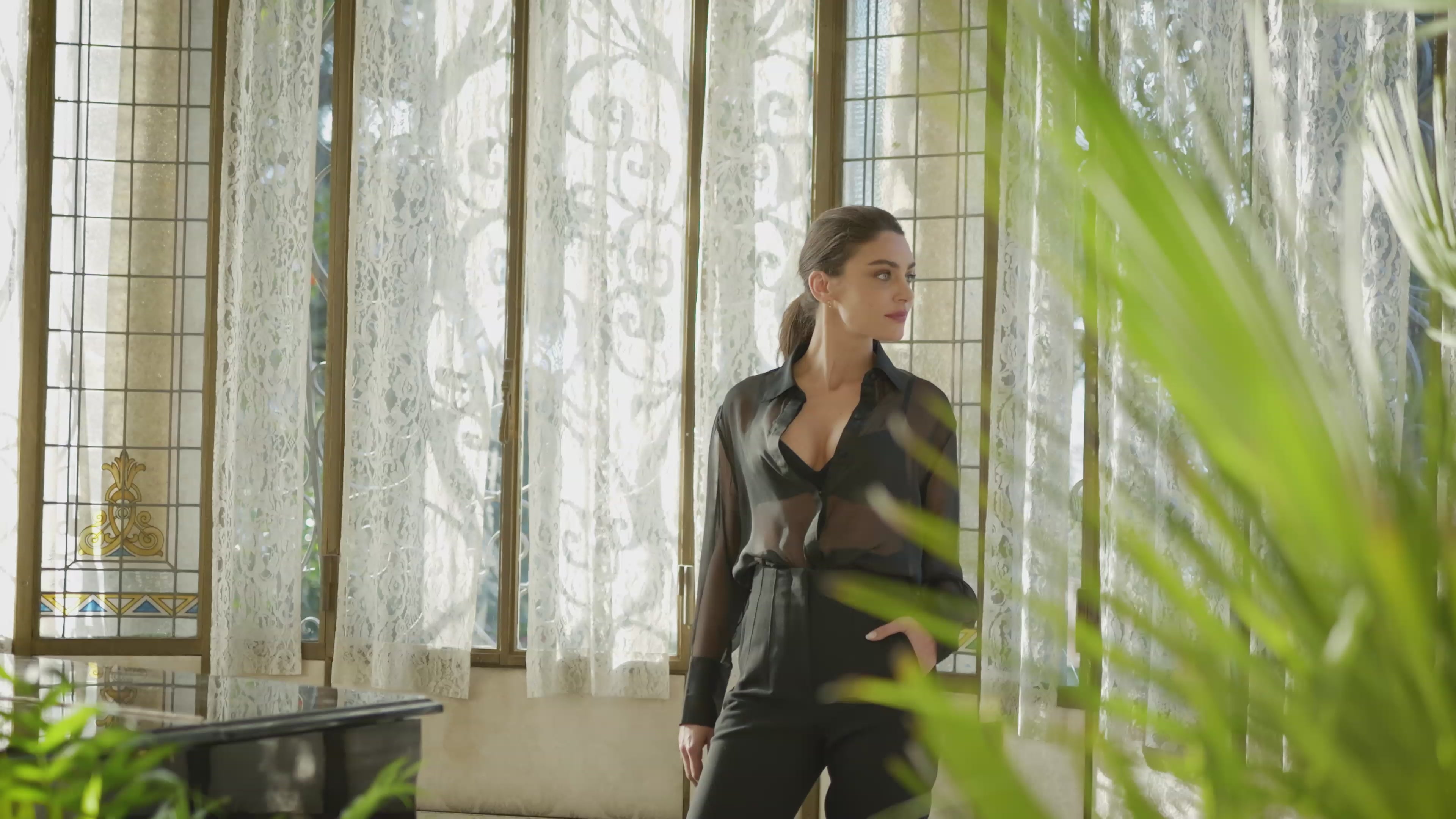 Charger la vidéo : Chemise en soie - VARIATIONS DESIR - Lise Charmel