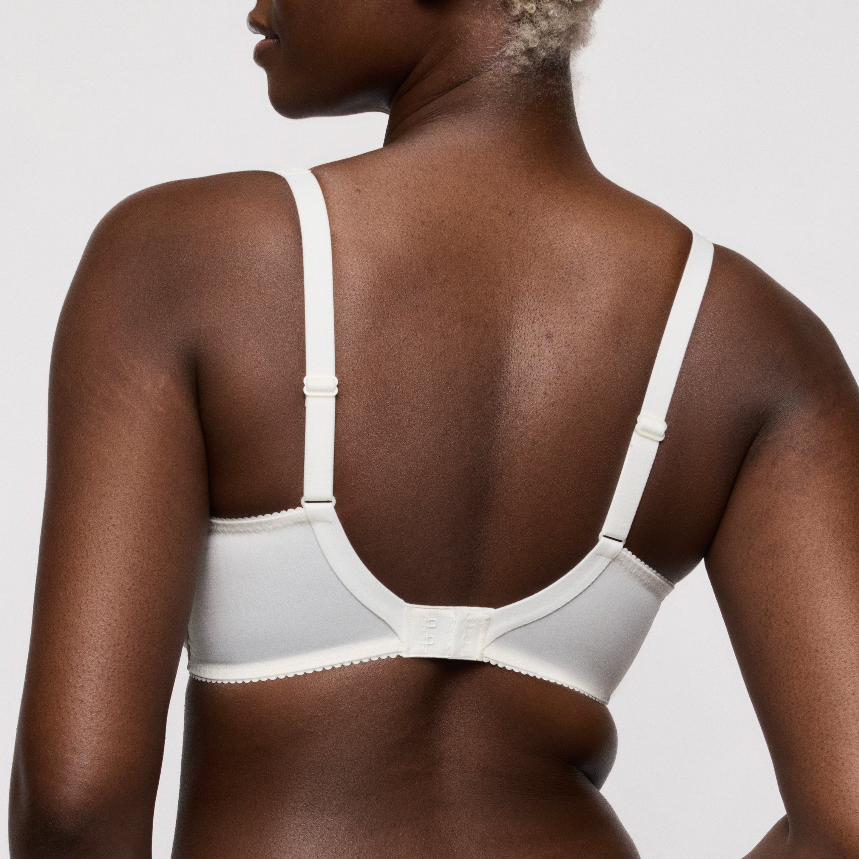 Soutien-gorge avec armature demi mousse plongeant - SALERNO - PrimaDonna