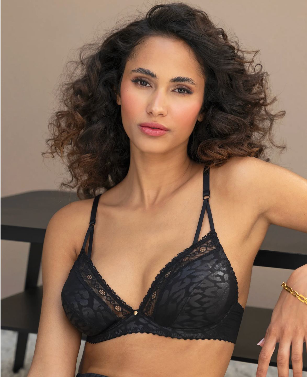 soutien_gorge_armature décolleté plongeant sensualit_fauve_Antigel porté gros plan